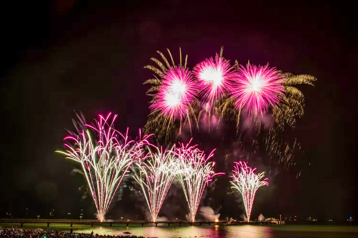 Ostsee in Flammen - Foto: Tourismus-Service Grömitz